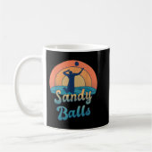 バレーボールビーチ選手のサンディボール コーヒーマグカップ (左)