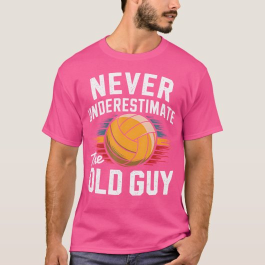 バレーボール選手は決して老人を過小評価しない Tシャツ (正面)