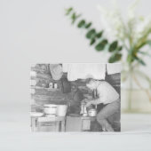 バンクハウス内でコーヒーを作るカウボーイ ポストカード (スタンド正面)