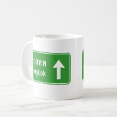 バンコクの前方に⚠のタイのハイウェーの交通標識の⚠ コーヒーマグカップ (正面左)