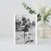 バンジョーの20年代を遊ぶ女の子の水着の美しい ポストカード (スタンド正面)