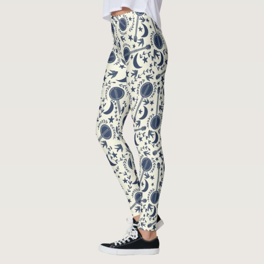 バンジョー選手のためのブルーとクリームフォークアートパターン レギンス (左)