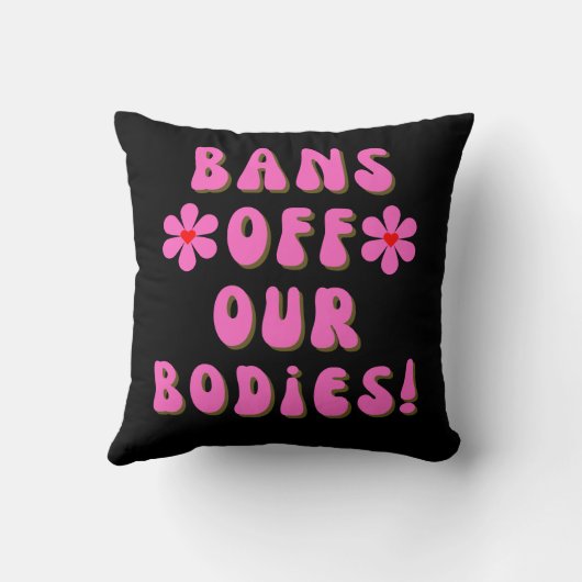 バンズオフ私たちの体レトロピンクタイポグラフィ クッション (裏面)