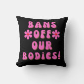 バンズオフ私たちの体レトロピンクタイポグラフィ クッション (正面)