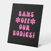 バンズオフ私たちの体レトロピンクタイポグラフィ 台座サイン (正面)