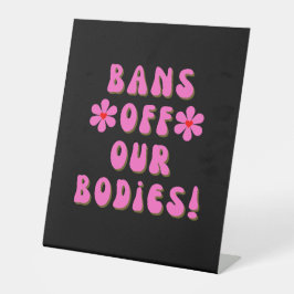 バンズオフ私たちの体レトロピンクタイポグラフィ 台座サイン