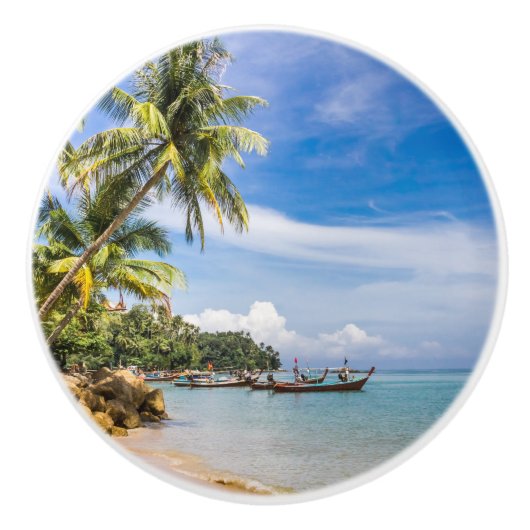 バンタオビーチの南端に係留されたボート セラミックノブ (正面)