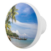 バンタオビーチの南端に係留されたボート セラミックノブ (右)