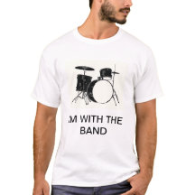 バンドのTシャツを着ている