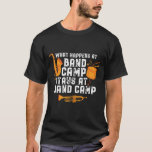 バンドキャンプで何が起こるかバンドキャンプおもしろい Tシャツ<br><div class="desc">バンドキャンプで何が起こるか。バンドおもしろい、オーケストラ遊ーまたはミュージカル演奏のサックス、トランペットまたはドラムのためのマーチングバンドデザイン。バンドカッコいいミュージシャン、バンドおたくまたはバンドキャンプ用のヴィンテージレトロバンドギーク商品。マーチングバンドのリハーサルやサッカーのハーフタイムショーのためのバンド練習に最適。真鍮素晴らしやパーカッションの楽器の方法を知っ遊た高校や大学の学生のためのギフト。</div>