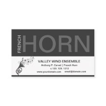 バンド風のアンサンブルのフレンチ・ホルンの楽器