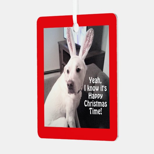 バンニおもしろいーの耳を着たかわいい白犬クリスマス メタルオーナメント (正面左)