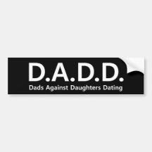 バンパーステッカーに日付を記入している娘に対するDADDのパパ