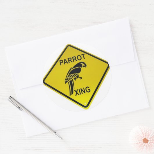 バンパーステッカーを交差させているオウム ラウンドシール (封筒)