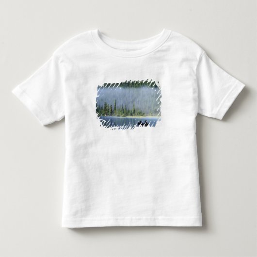 バンフ国立公園のウォーターフォウル湖で釣りをする少年たち トドラーTシャツ (正面)
