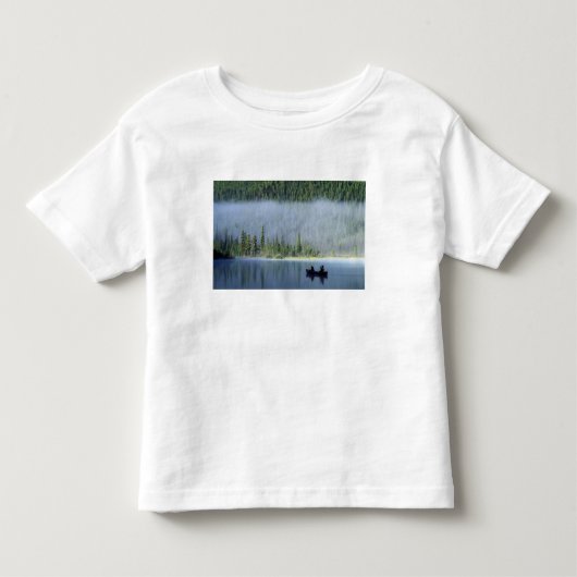 バンフ国立公園のウォーターフォウル湖で釣りをする少年たち トドラーTシャツ (正面)
