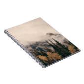 バンフ国立公園の霧の山々と森 ノートブック (右側)