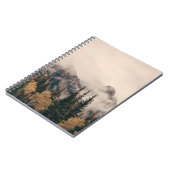バンフ国立公園の霧の山々と森 ノートブック (左側)