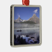 バンフ州の水鳥湖のカヌーの漁師 メタルオーナメント (右)