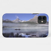 バンフ州の水鳥湖のカヌーの漁師 Case-Mate iPhoneケース (裏面(横))