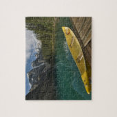 バンフ州モレーヌ湖沿いの波止場に駐車中のカヌー ジグソーパズル (縦)