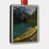 バンフ州モレーヌ湖沿いの波止場に駐車中のカヌー メタルオーナメント (右)