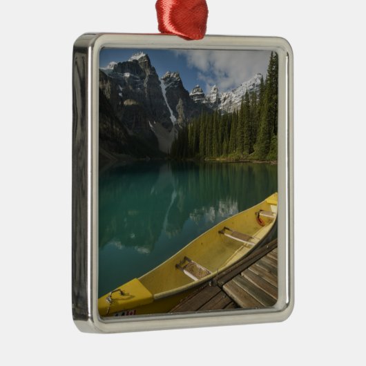 バンフ州モレーヌ湖沿いの波止場に駐車中のカヌー メタルオーナメント (右)