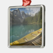 バンフ州モレーヌ湖沿いの波止場に駐車中のカヌー メタルオーナメント (左)