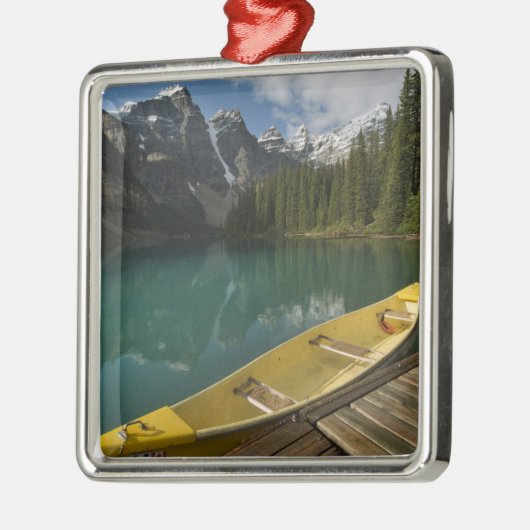 バンフ州モレーヌ湖沿いの波止場に駐車中のカヌー メタルオーナメント (左)