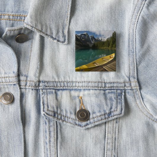 バンフ州モレーヌ湖沿いの波止場に駐車中のカヌー 缶バッジ (インサイチュ)