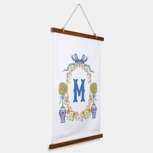 バンブーオレンジトピアリークレスト | 1文字モノグラム 吊り下げ型タペストリー (傾斜あり)