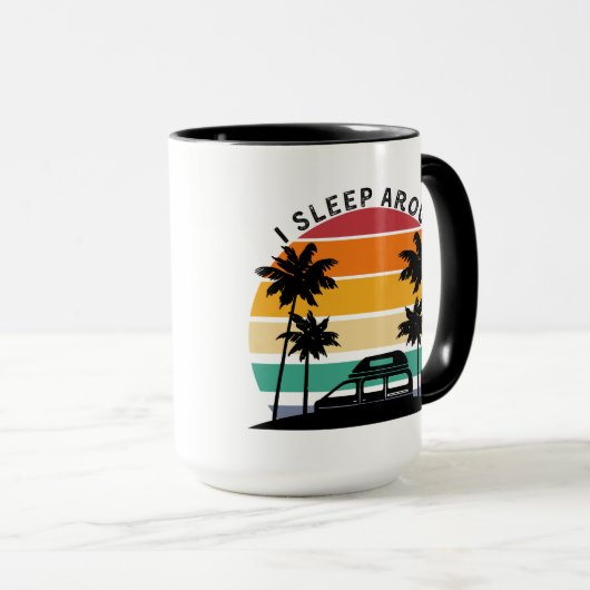 バンライフの旅を楽しむ人々のための、ヴィンテージ感あふれるデザイン。美しい夕焼けを背景に、バンライフ マグカップ (正面右)