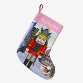 バヴァリアンドイツピンクのナツクラッカーパーソナライズされた スモールクリスマスストッキング (正面 (吊り時))
