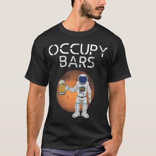 バーおもしろい宇宙レースと飲みミッションを占有 Tシャツ (正面)