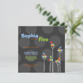 バーお洒落ズツリーズ点々のある子供の誕生日パーティー 招待状 (スタンド正面)