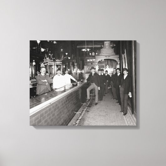 バーで飲酒する紳士たち 1910年 キャンバスプリント (正面)