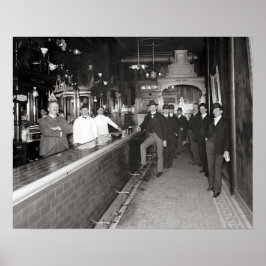 バーで飲酒する紳士たち、1910年。ヴィンテージ写真 ポスター