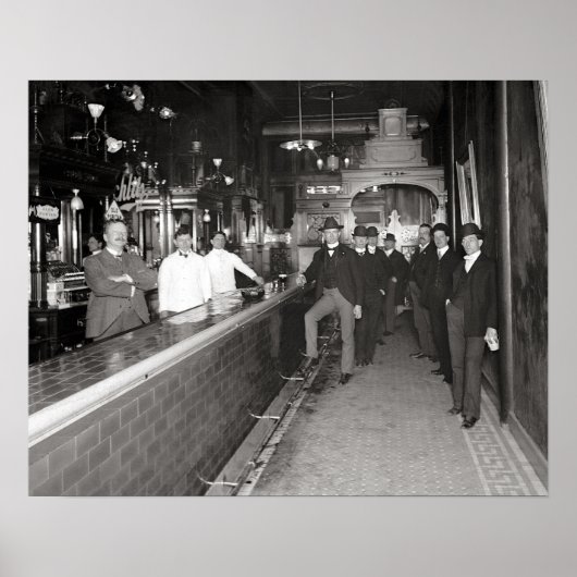 バーで飲酒する紳士たち、1910年。ヴィンテージ写真 ポスター (正面)