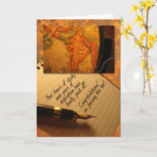 バーのお祝いを渡している法律学校の卒業生 カード (黄色い花)