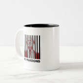 バーの後ろでトランプ – 恩赦なし ツートーンマグカップ (正面左)