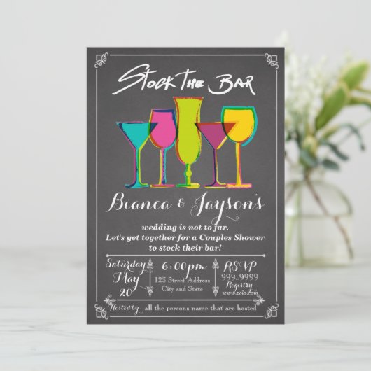 バーの棚を埋め尽くす カップルシャワーの招待状 招待状 (スタンド正面)