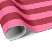 バーガンディおよびショッキングピンクは縞で飾ります ラッピングペーパー (ロールコーナー)