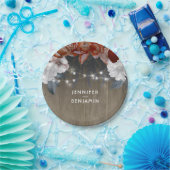 バーガンディおよびプラム花の素朴な木製のひもライト ペーパープレート (パーティー)