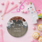 バーガンディおよびプラム花の素朴な木製のひもライト ペーパープレート (パーティー)