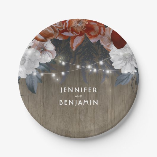 バーガンディおよびプラム花の素朴な木製のひもライト ペーパープレート (正面)