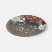 バーガンディおよびプラム花の素朴な木製のひもライト ペーパープレート (アングル)