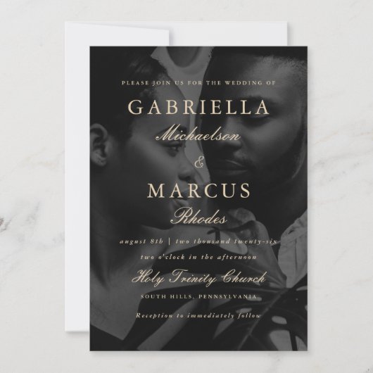 バーガンディとタイポグラフィオーバーレイ結婚写真 招待状 (正面)