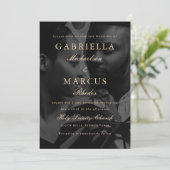 バーガンディとタイポグラフィオーバーレイ結婚写真 招待状 (スタンド正面)