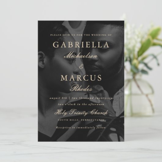 バーガンディとタイポグラフィオーバーレイ結婚写真 招待状 (スタンド正面)