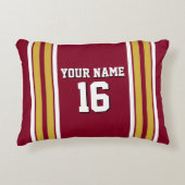 バーガンディと金ゴールドホワストライプイトのチームジャージー アクセントクッション (正面)